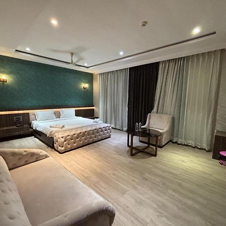 Hotel Elegant Inn Surat Exterior foto