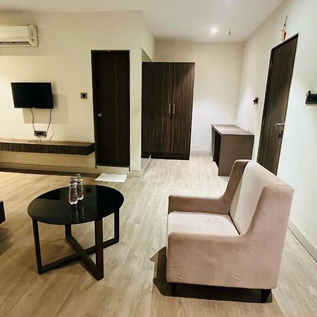 Hotel Elegant Inn Surat Exterior foto