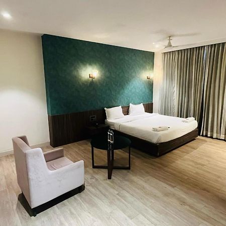 Hotel Elegant Inn Surat Exterior foto