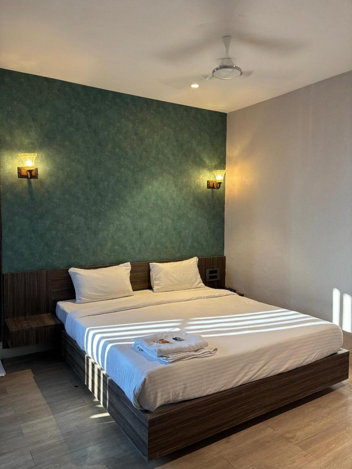 Hotel Elegant Inn Surat Exterior foto