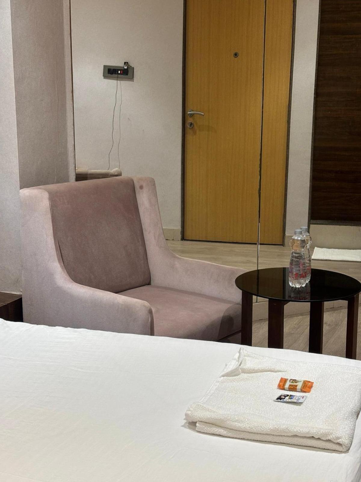 Hotel Elegant Inn Surat Exterior foto