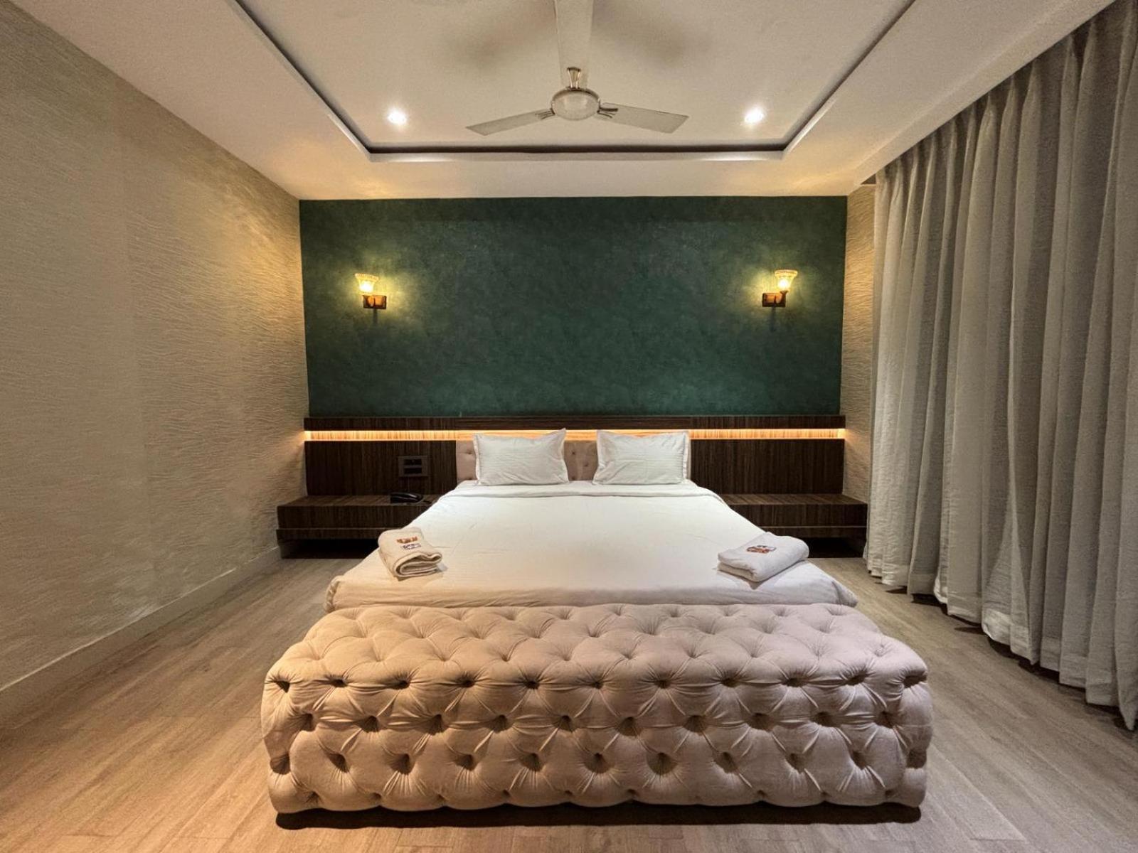 Hotel Elegant Inn Surat Exterior foto