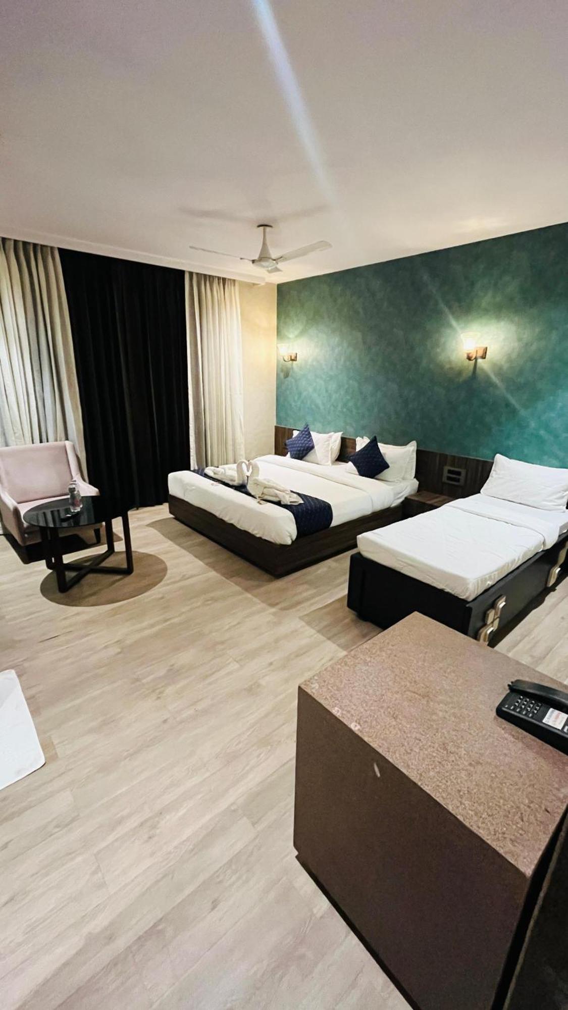 Hotel Elegant Inn Surat Exterior foto