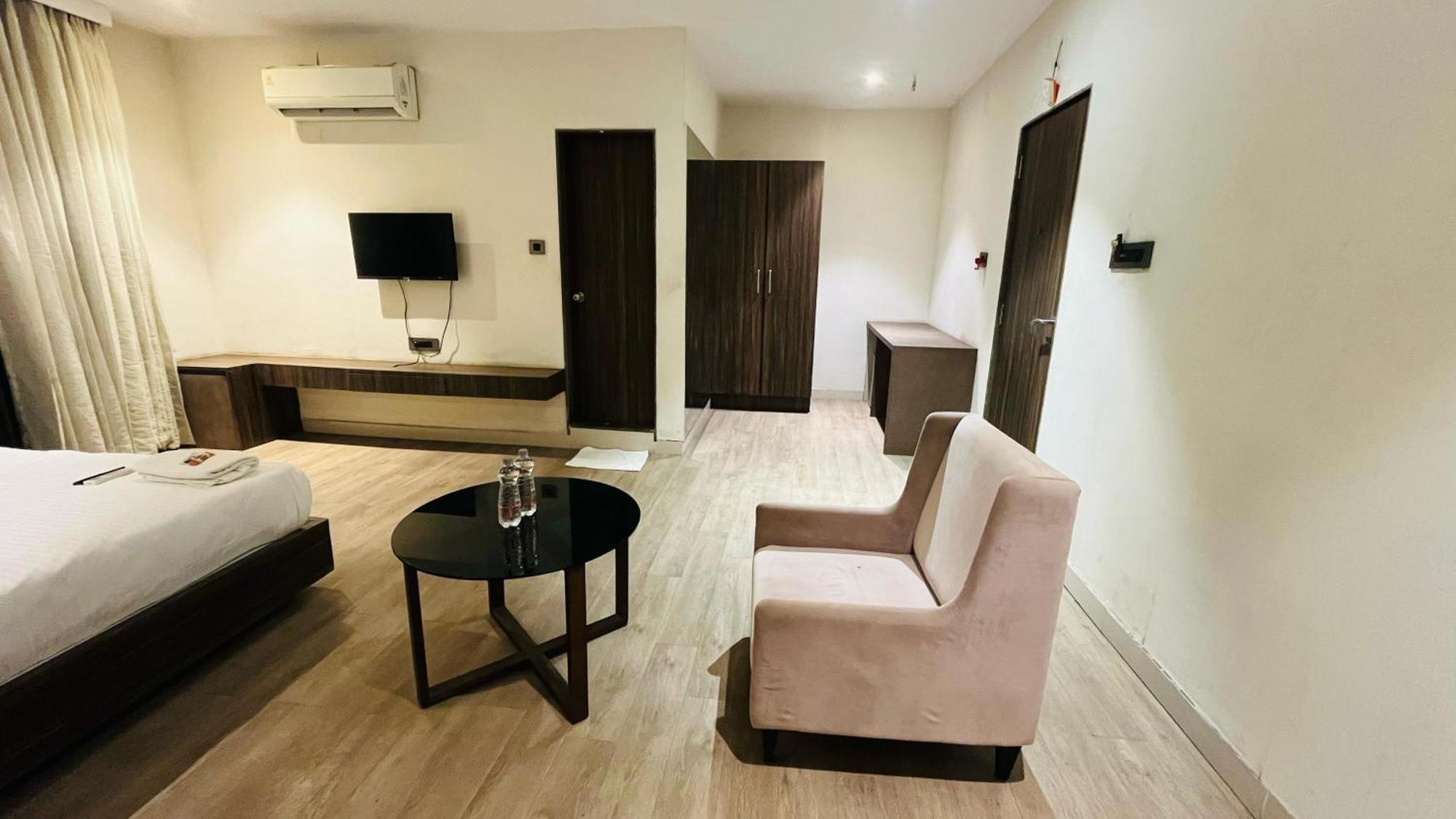 Hotel Elegant Inn Surat Exterior foto