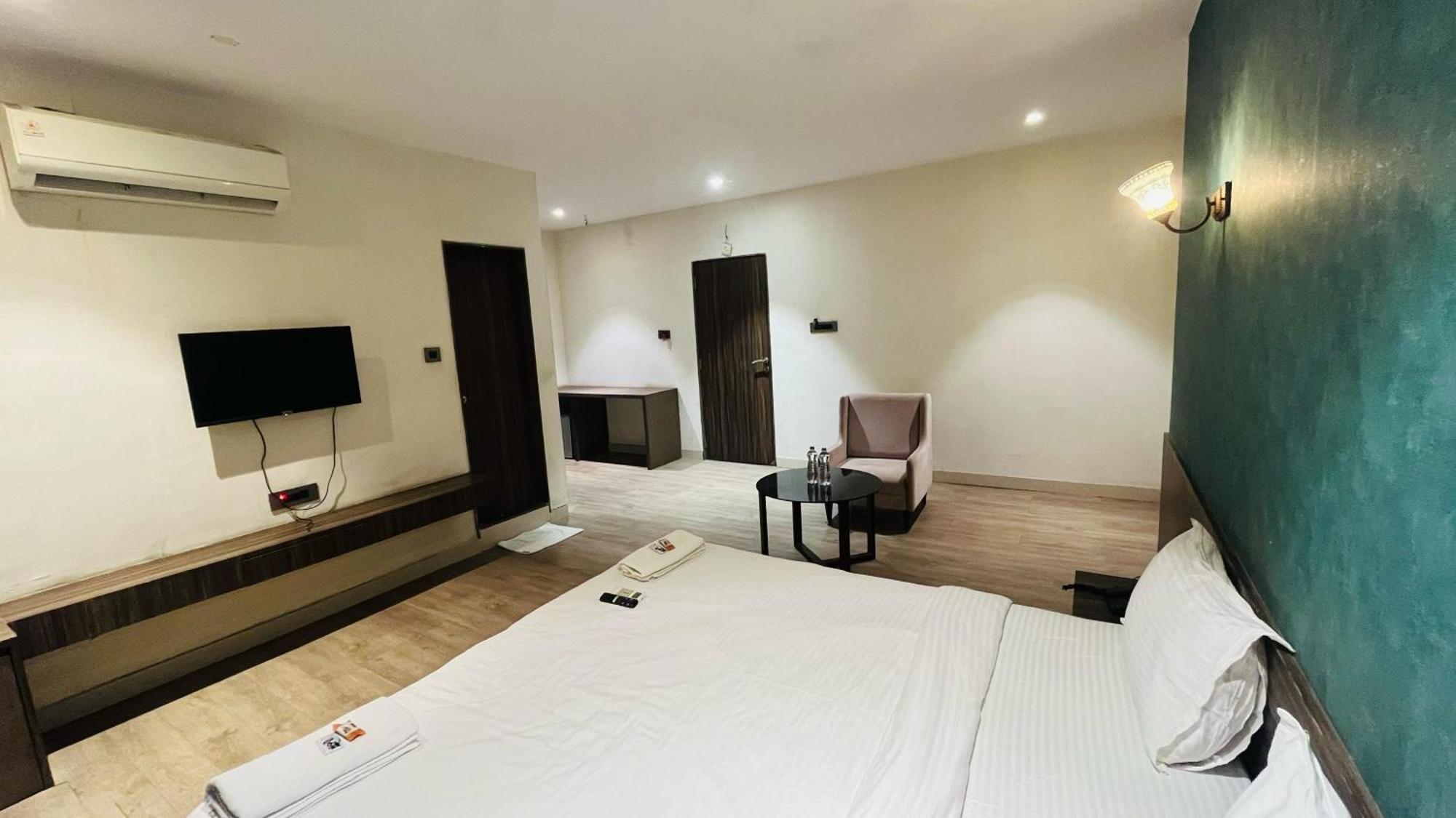 Hotel Elegant Inn Surat Exterior foto